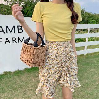 Ruched Short-sleeve Slim-fit T-shirt / Floral Skirt