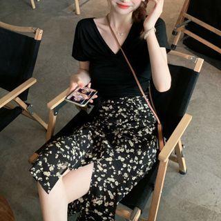 Short-sleeve V-neck Slim Fit Top / Floral Midi A-line Skirt