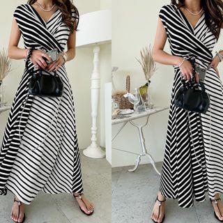 Sleeveless Color-block Stripe Dress Black - One Size