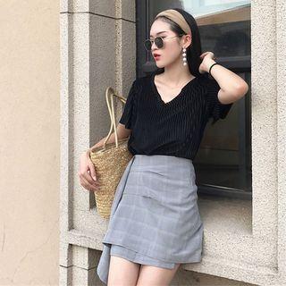 Plain Short Sleeve V-neck T-shirt / Plaid A-line Skirt
