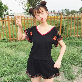 Set: Embroidered V-neck Short-sleeve T-shirt + Shorts
