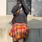 Oversize Printed Sweatshirt / High-waist Contrast Plaid Skirt