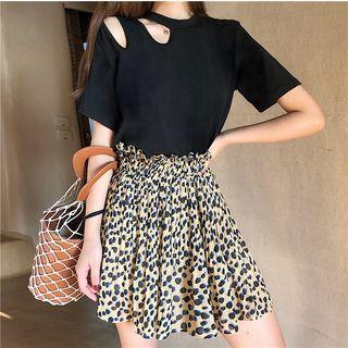 Cut Out Short-sleeve T-shirt / Printed A-line Skirt