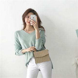 V-neck Dip-back Light Sweater