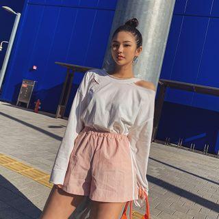 Cutout-shoulder Oversized T-shirt