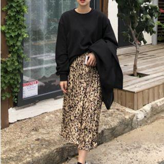 Plain Sweatshirt / Leopard Midi Skirt