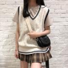 V-neck Cable Knit Vest / Crew-neck Short-sleeve T-shirt