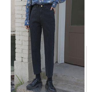 Back-slit Straight Leg Cropped Jeans