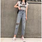 Sleeveless Lettering T-shirt / Ripped Straight-fit Jeans