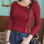 Button-side Slim-fit Knit Top