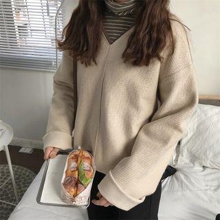 Long-sleeve V-neck T-shirt + Striped T-shirt