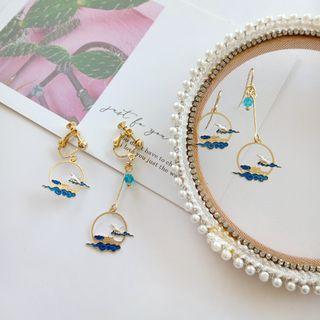 Non-matching Alloy Crane Dangle Earring