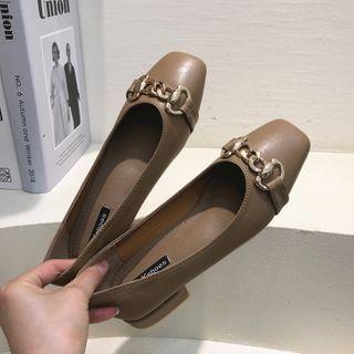 Chained Low-heel Pumps