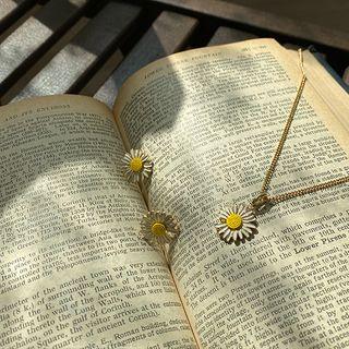 Set: Daisy Ear Stud + Necklace White - One Size