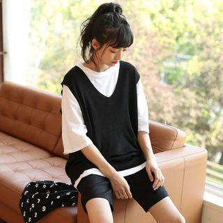 Elbow-sleeve T-shirt / Knit Vest / Straight-fit Shorts