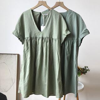 Short-sleeve V-neck Open-back A-line Dress