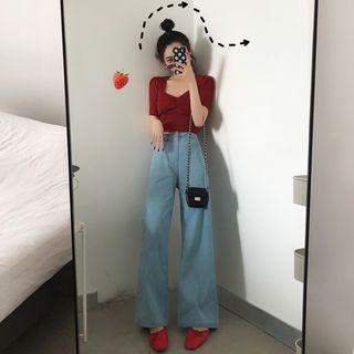 V-neck Crop T-shirt / Wide-leg Jeans