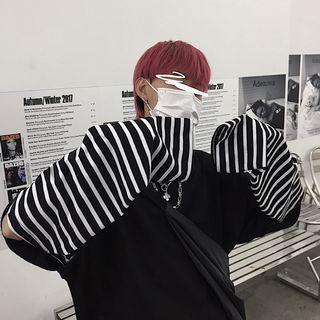 Plain Short-sleeve T-shirt With Striped Detachable Sleeves Black - One Size