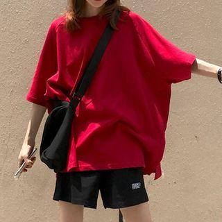 Elbow Sleeve T-shirt / Embroidered Shorts