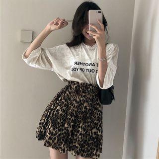 Lettering Velvet Elbow-sleeve T-shirt / Leopard Print A-line Skirt