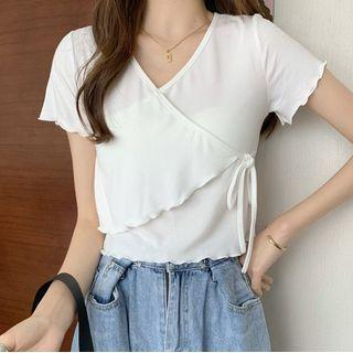 V-neck Wavy Trim Short-sleeve Top