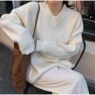 V-neck Sweater / Knit Pants