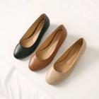Oval-toe Low-heel Pumps
