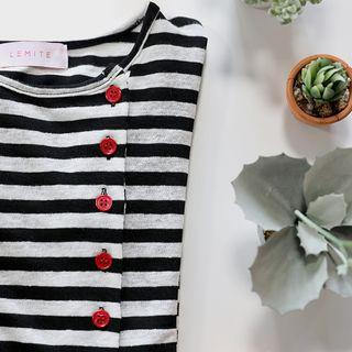 Button-side Striped T-shirt