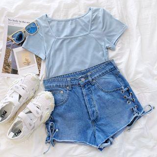 Short-sleeve Square-neck T-shirt / Denim Lace-up Shorts