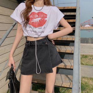 Short-sleeve Kiss Print Lettering T-shirt / Asymmetrical Denim Skort