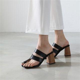 Toe-loop Chunky-heel Sandals