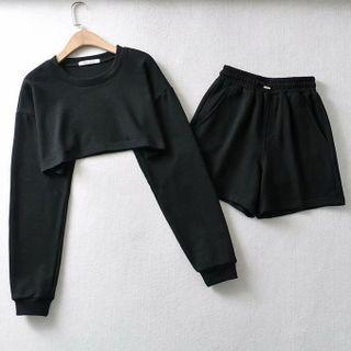 Long-sleeve Cropped T-shirt / Drawstring Shorts