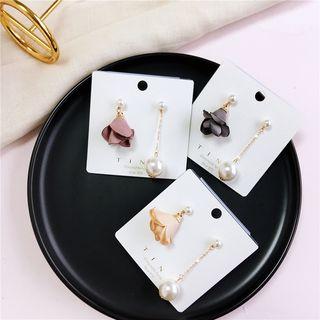 Non-matching Faux Pearl Petal Dangle Earring