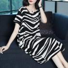 Short-sleeve Zebra Print Midi T-shirt Dress
