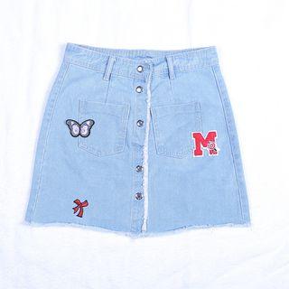 Badge Detail Buttoned Denim Skirt