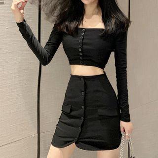 Square-neck T-shirt+ A-line Skirt / Accordion Pleat Skirt