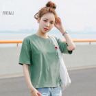 Set: Short-sleeve Plain T-shirt + Brooch