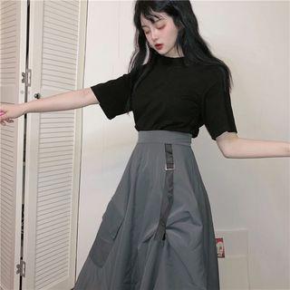 Elbow-sleeve T-shirt / A-line Midi Cargo Skirt