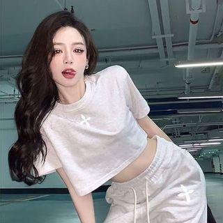 Short-sleeve Crisscross Print Crop T-shirt T-shirt - Light Gray - One Size