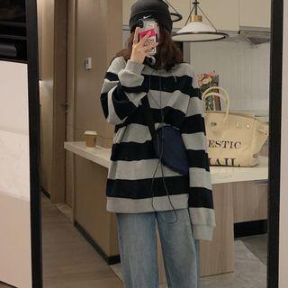 Striped Sweatshirt / Loose Fit Jeans
