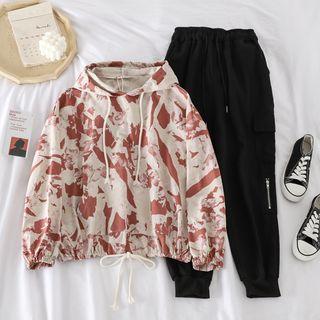 Long-sleeve Printed Hooded Pullover / High-waist Zipped Cargo Pants
