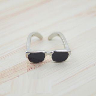 Sunglasses Ring