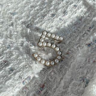 5 Letter Faux-pearl Brooch Gold - One Size