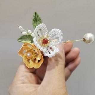 Flower Faux Pearl Brooch White & Gold & Green - One Size