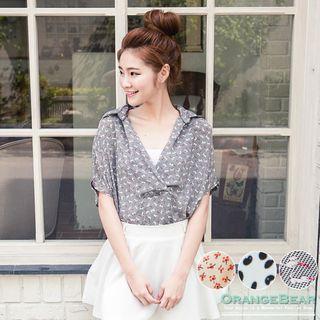 Short-sleeve V-neck Collared Printed Top