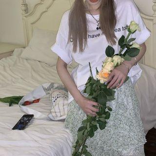Elbow-sleeve Lettering T-shirt / Floral Print Skirt