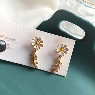 Alloy Flower Rhinestone Leaf Dangle Earring 1 Pair - Alloy Flower Rhinestone Leaf Dangle Earring - White - One Size
