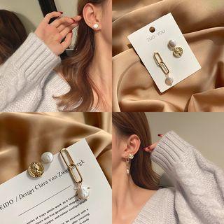Non-matching Faux Pearl Coin Dangle Earring