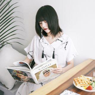 Short-sleeve Crane Print Tasseled Collar Crop Top