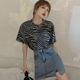 Short-sleeve Zebra Printed T-shirt / High-waist Side-slit Denim Skirt
